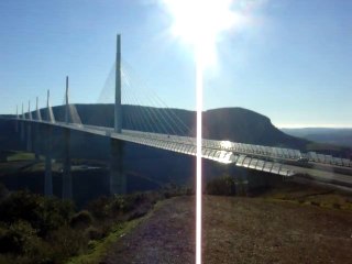 Reflexia la Renault 4 Traverse le Viaduc de Millau