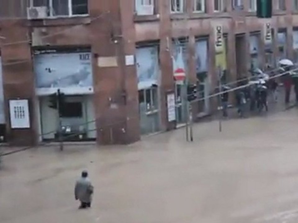 Alluvione Genova via XX settembre 4 11 2011 - YouTube