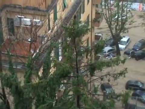 Shocking amateur footage heavy floods in Genoa Genova Genua Italy !!!!! 6 dead !! - YouTube2