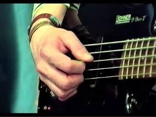 Extrait de Techniques de jeu au médiator à la basse