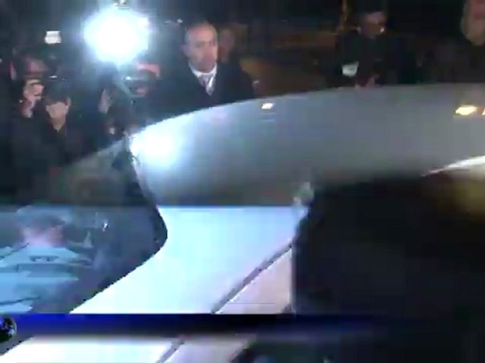 Greek PM agrees to step down