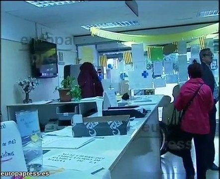 Decenas de vecinos encerrados contra los recortes