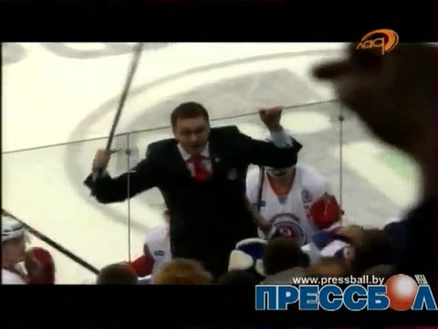 L'entraîneur d'une équipe de hockey s'emporte contre des spectateurs