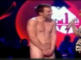 Un homme nu sur la scène des MTV European Music Awards