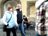 Un musicien de rue sur la place de la Vieille Ville à Prague