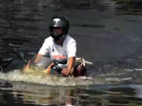Thaïlande : il conduit sa moto immergée dans l'eau