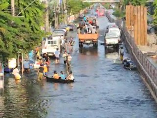 Bangkok residents battle with floods