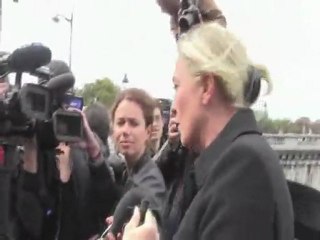 Marine Le Pen dénonce les 15 milliards d'euros brûlés pour la Grèce