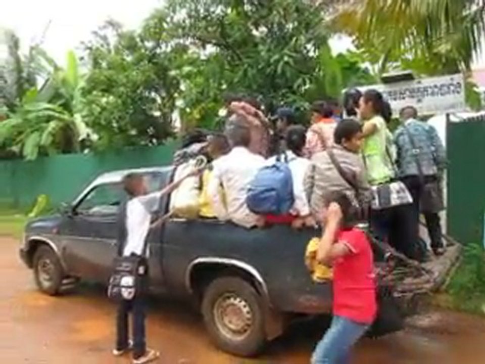 Départ en taxi pour beaucoup d'enfants