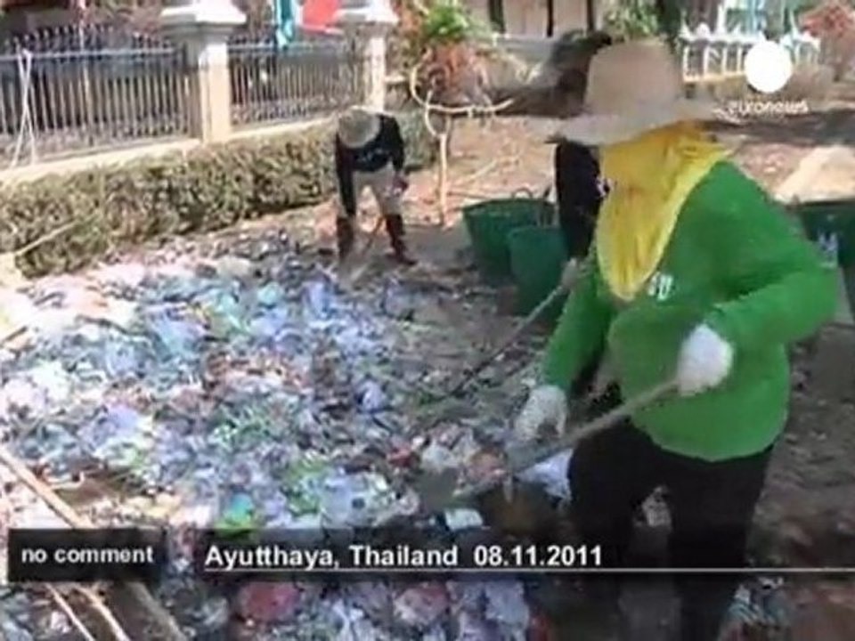 Volunteers distribute food to flood victims... - no comment