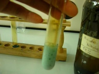 réaction de l'acide nitrique avec du cuivre