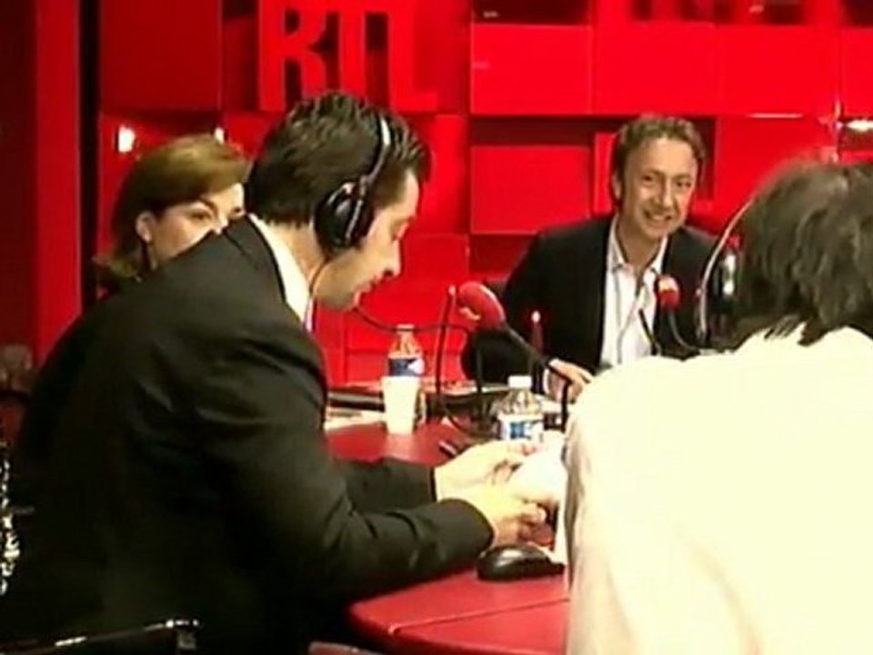A la Bonne Heure du 09 novembre 2011 : La chronique de Régis Mailhot (avec Laurent Gerra comme invité spécial)