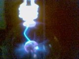 AWESOME Plasma ball and fluorescent bulb phenomenon (flourescent)