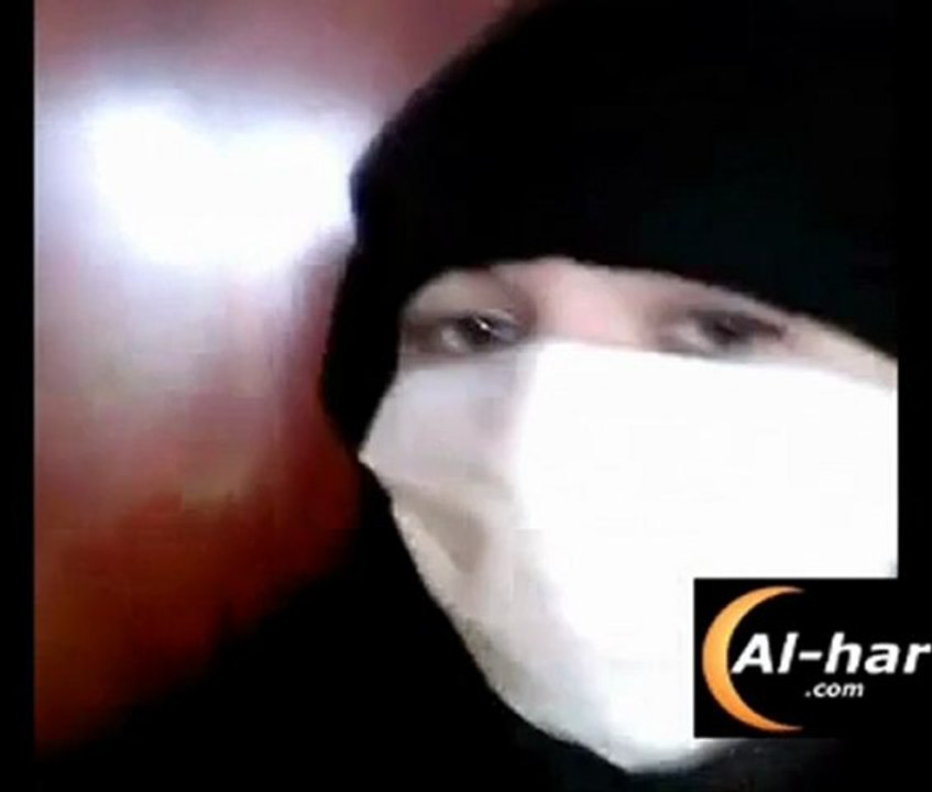 Une musulmane retire son niqab