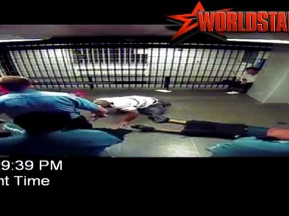 Policier tase deux hommes en prison