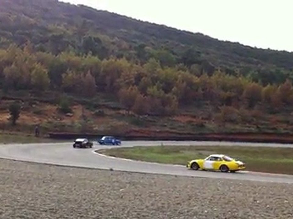 Drift en Renault 8 sur le circuit du Sambuc le 11/11/11