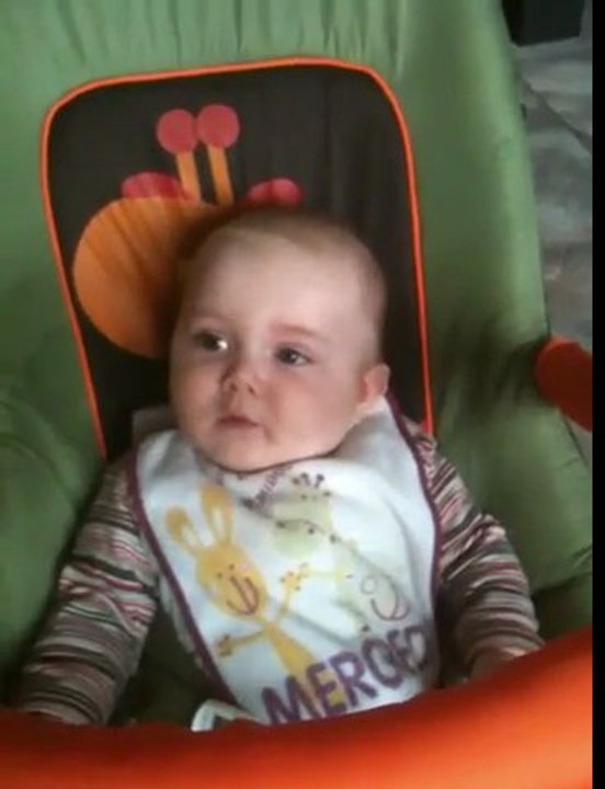 Enzo commence à babiller