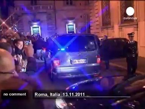 Silvio Berlusconi salue ses partisans - no comment