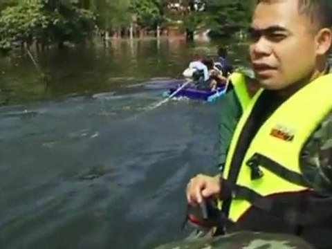 Military medics treat Thai flood victims