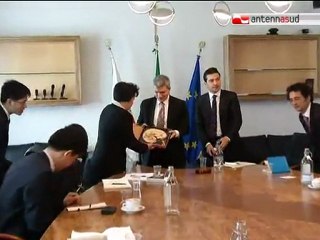 Tải video: TG 09.11.11 Vendola in Cina, opportunità per la green economy pugliese