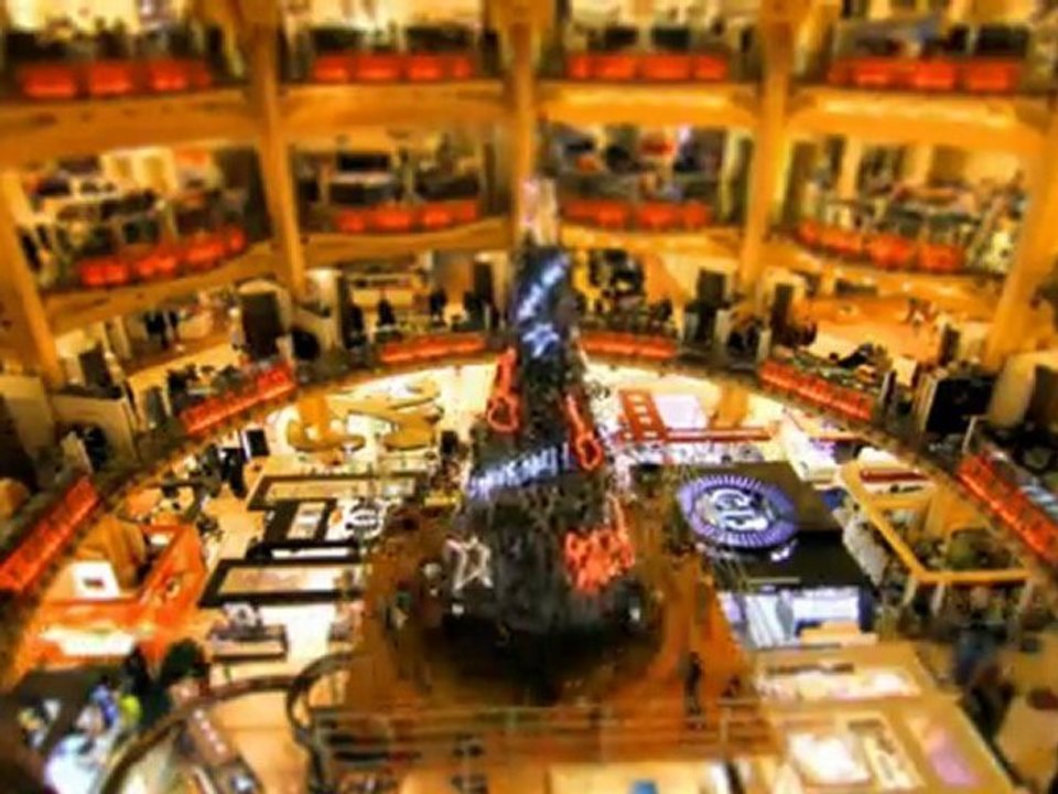 Montage du sapin de Noël aux Galeries Lafayette