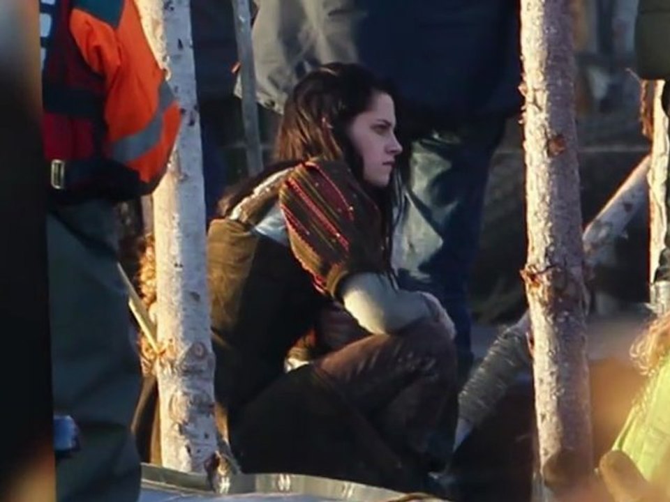 Kristen Stewart Gets Medieval on 'Snow White' Set