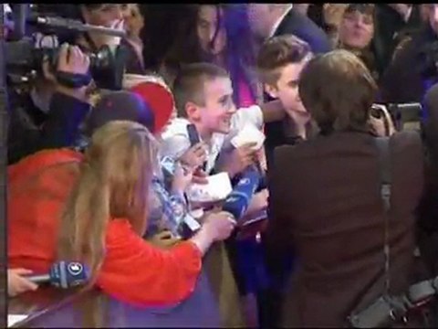 Justin Bieber shows strain at Bambi Awards