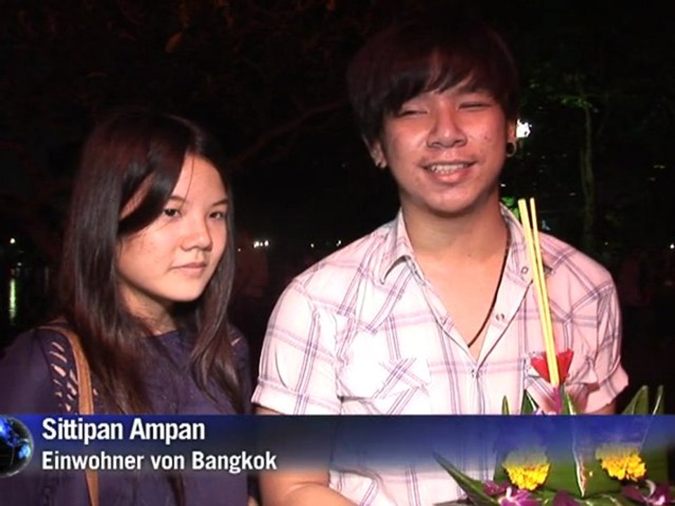 Trauriges monsun-schiffchen-fest in thailand