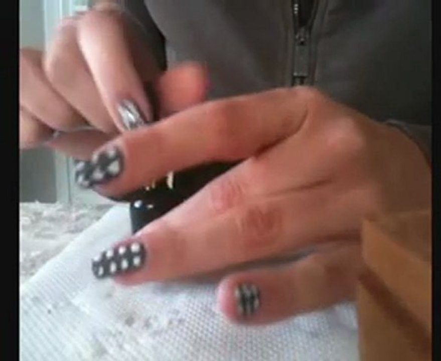 nail art coeur avec la technique du millefeuilles