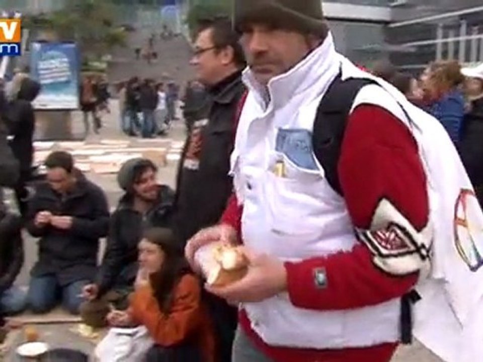 Des Indignés campent toujours à la Défense