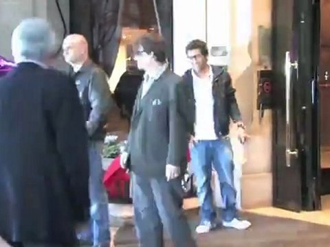 Джонни Депп покидает Плазу после прессджанкета в Париже, 7 ноября 2011