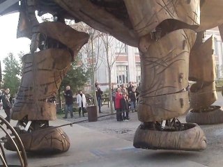 ce grand géant des villes a Nantes a pas de loupce 11.11.éà&& à 11h11min