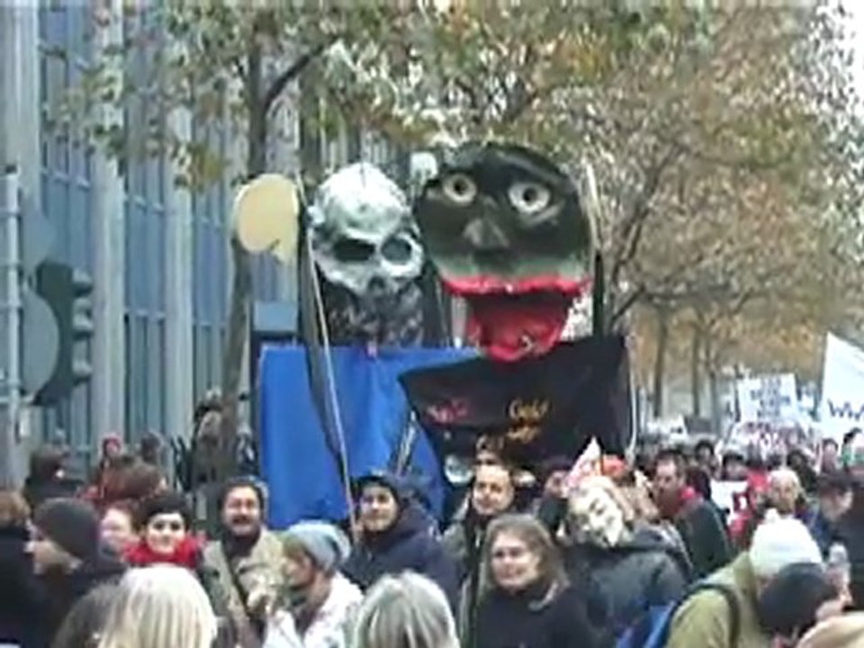 Occupy Frankfurt - Attac -  Schranken für die Banken - Menschenkette am 12.11.2011 um das Frankfurter Bankenviertel -