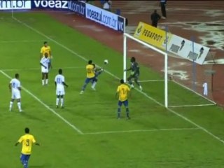 FOOTBALL: Le Brésil s'impose en amical