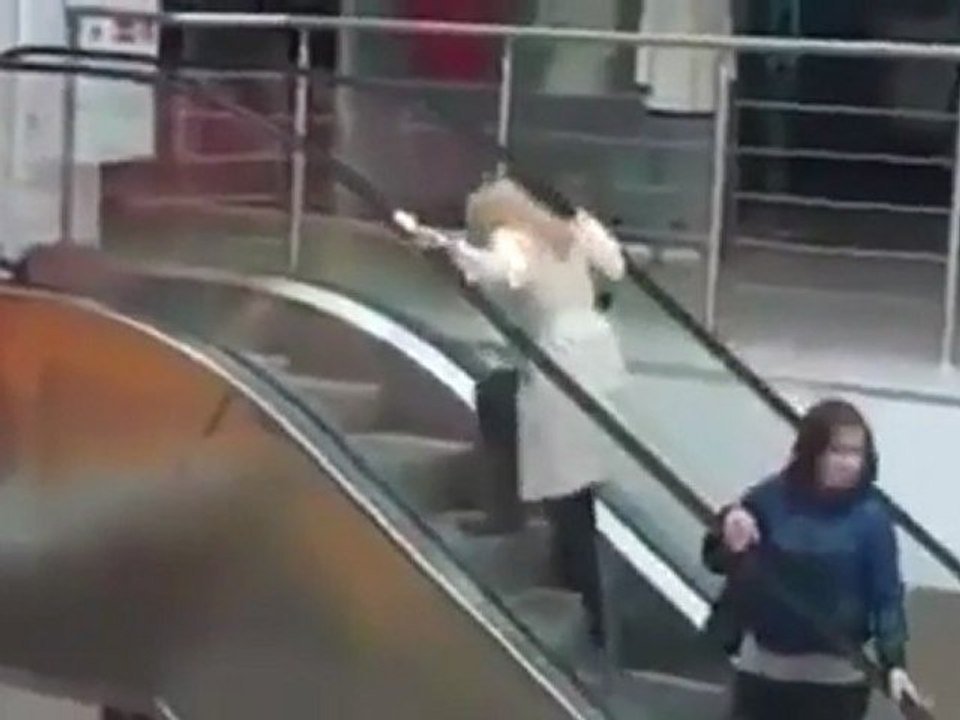 Blondynka kontra schody