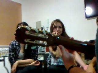 alexandre nero cantando e taty no violão