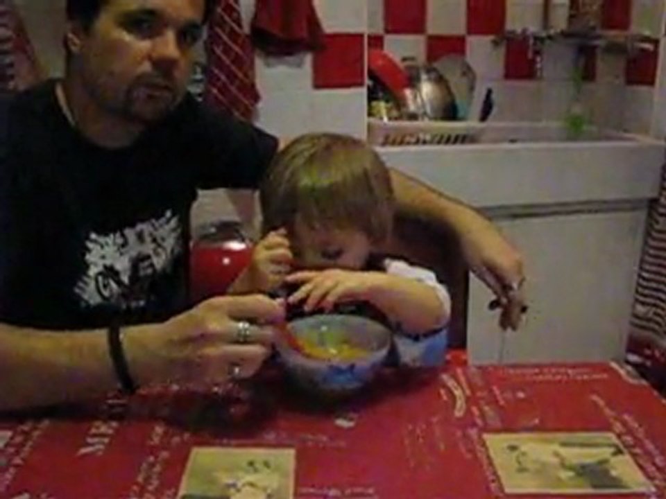 Antoine mange sa soupe seul