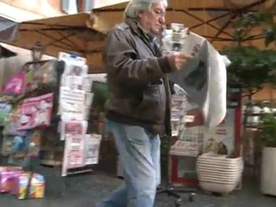 Bon nombre d'Italiens ont accueilli avec joie le départ de Berlusconi, et misent gros sur son successeur pour sortir de la crise