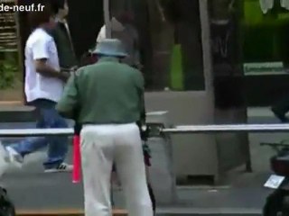 Lil B danse dans la rue