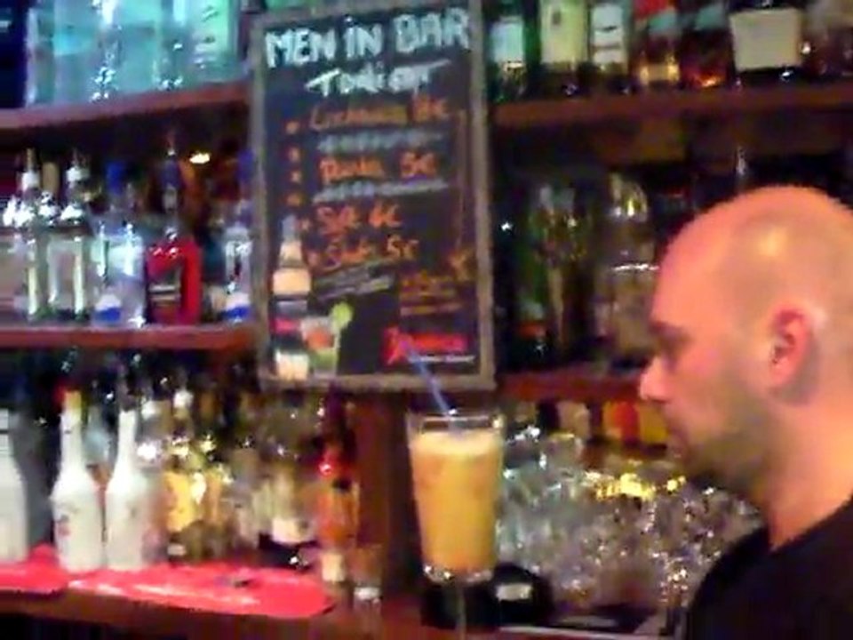 Steeve - Men in Bar de Escale Bar Cocktails Flair Filmed by Dan Bizet