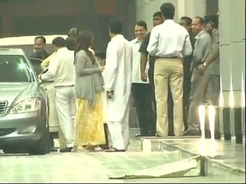 Exclusive footage of mom to be Aishwarya Rai Bachchan's visit to hospital - 2011
