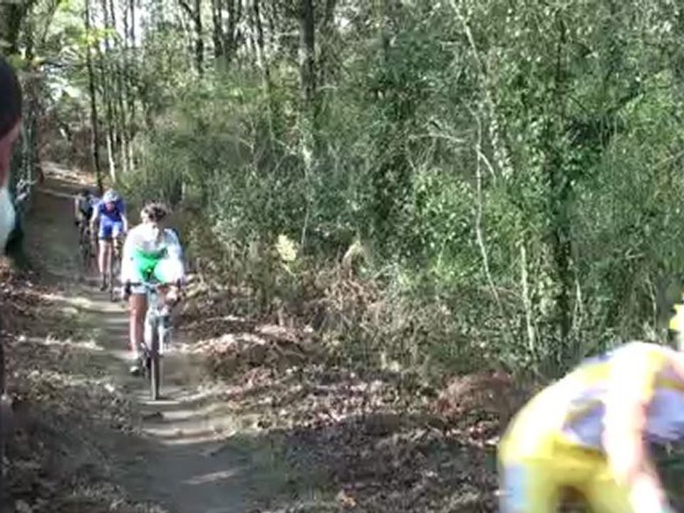 Charlie en Cadet méne la danse