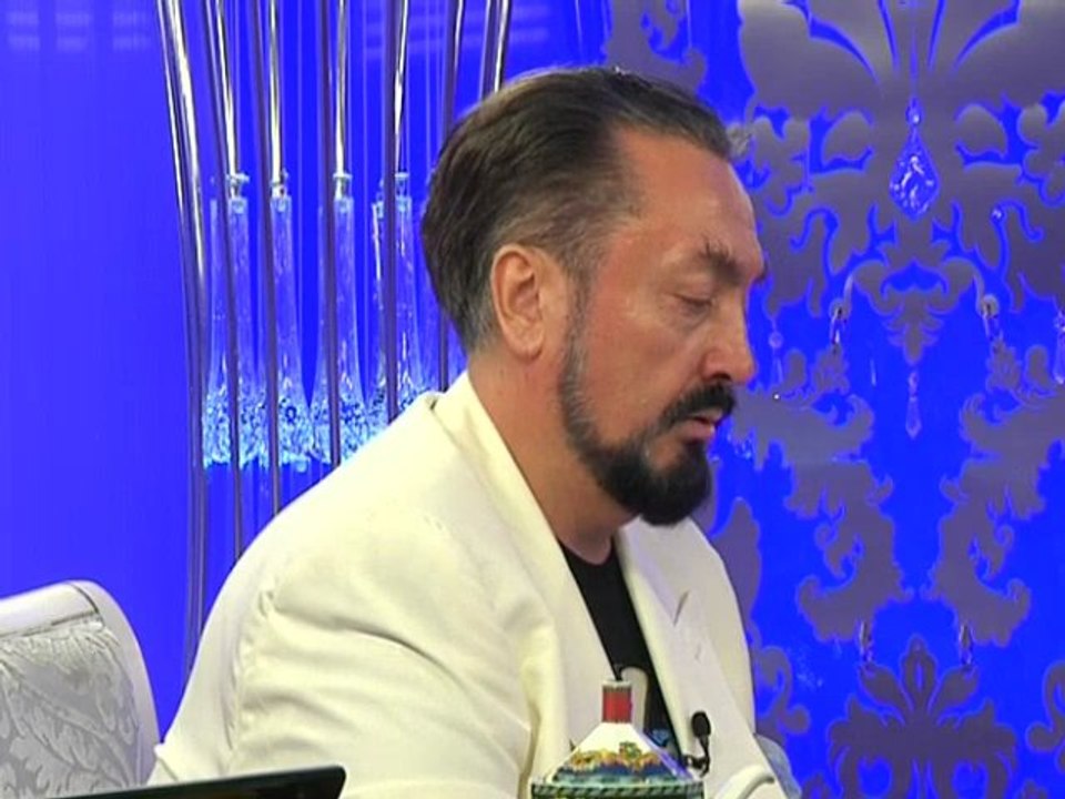 Emine Şenlikoğlu var gücüyle İslam'a, Kuran'a hizmet eder. Allah ondan razı olsun