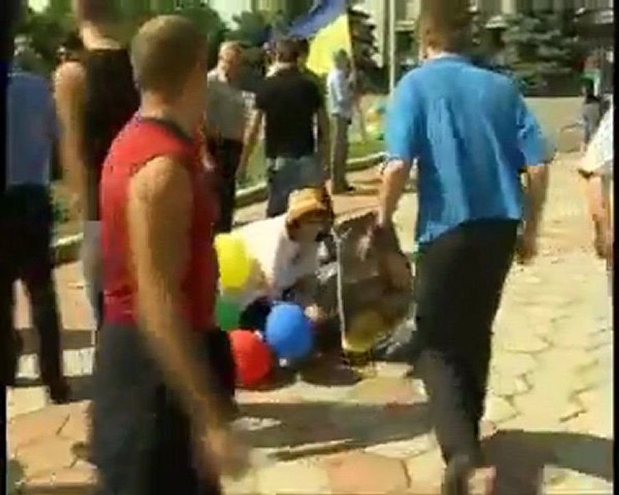 Люди начинают сами разбираться с бандеровцами.