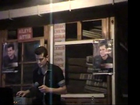 MUSTAFA ELMAS SACLARINI TARAMISSIN SARI RENGE BOYAMISSIN