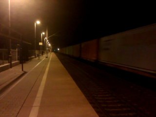 Pociąg towarowy pędzi przez peron