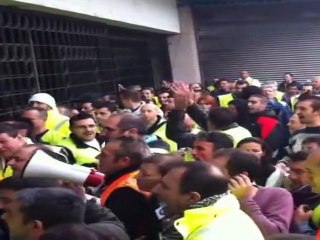 Intentan entrar por la fuerza en el Ayuntamiento de Vigo durante una protesta