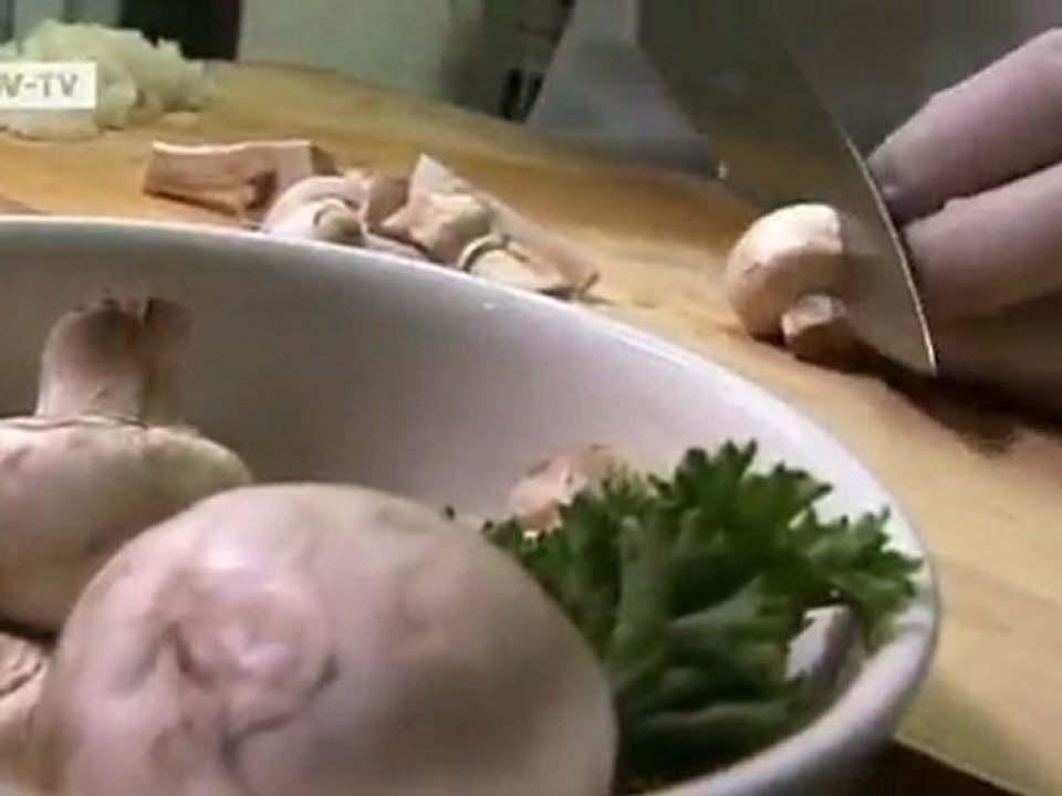 Pheasant breast with baked apple, artichoke and raspberry sauce | euromaxx