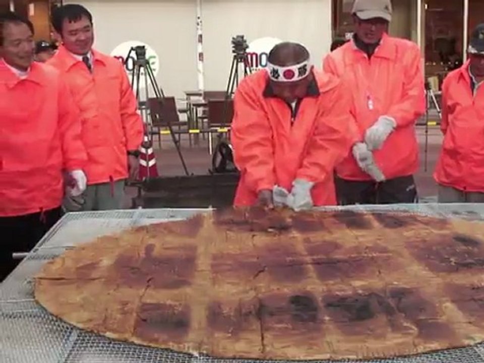 Record: les Japonais craquent pour une galette de riz géante