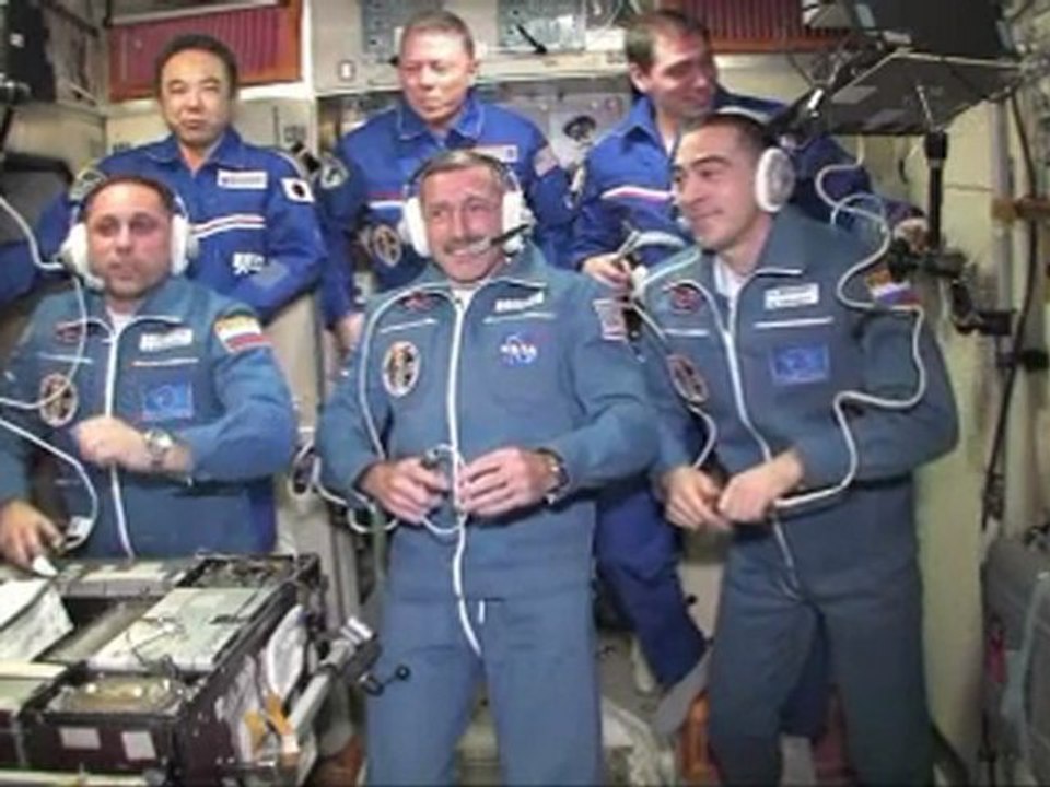 Voyez l’arrivée des 3 nouveaux membres de la station spaciale.